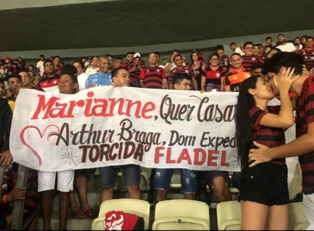 Flamenguista de Dom Expedito Lopes faz pedido de casamento surpresa em jogo na Arena Castelão; “achei que ela fosse desmaiar”