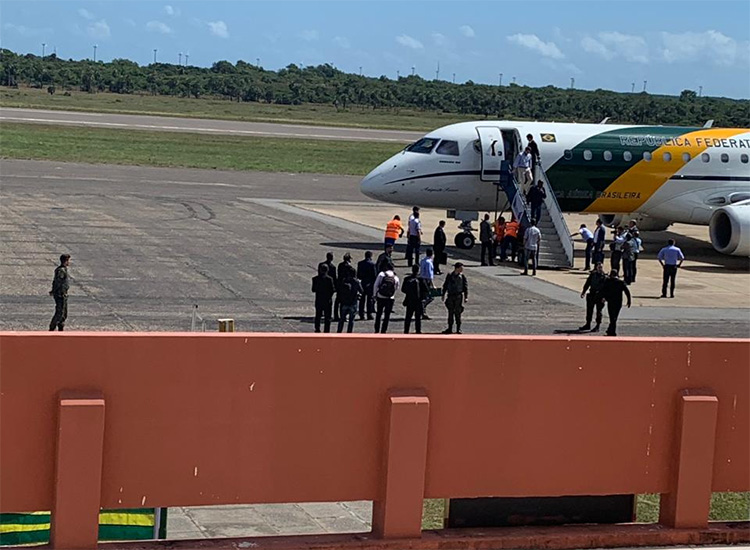 Bolsonaro desembarca em Parnaíba e sobrevoa Tabuleiros Litorâneos