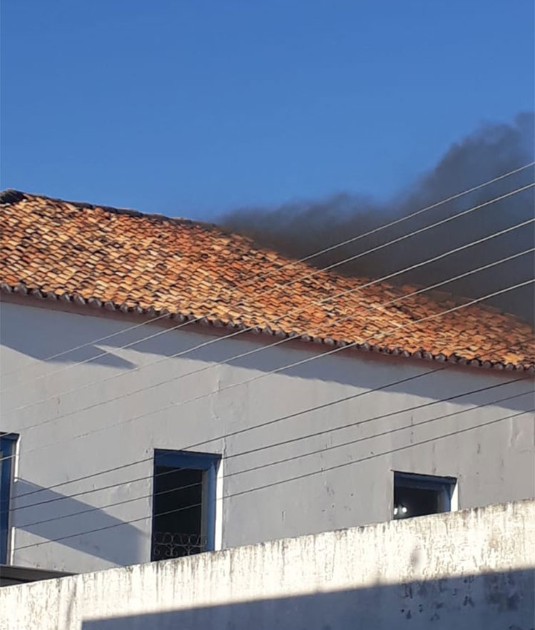 Princípio de incêndio atinge prefeitura de Oeiras