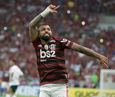 Flamengo domina Palmeiras e reassume liderança do Brasileiro