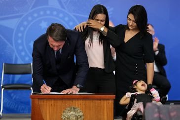Bolsonaro assina MP que garante pensão a crianças com Microcefalia