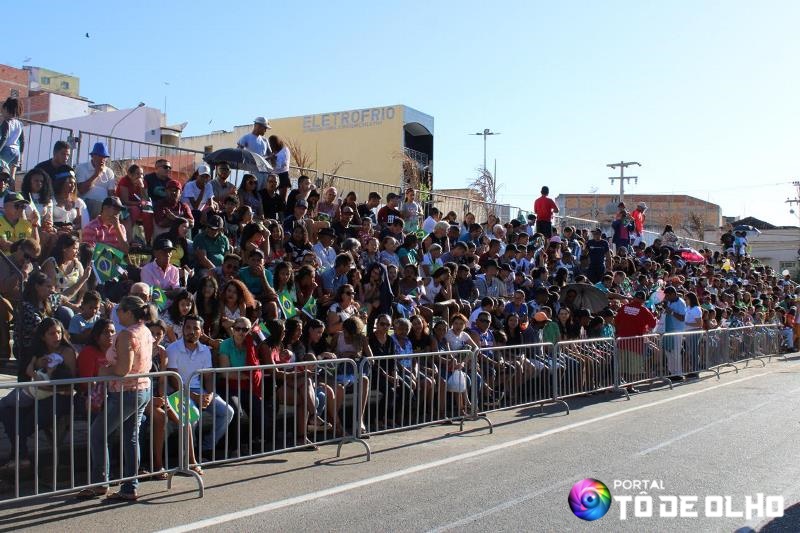 Multidão participa do Desfile de 7 de setembro em Picos; veja fotos