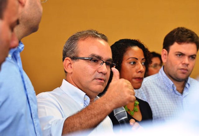 Em embate com PT, prefeito de Teresina usa exemplo do Hospital Regional de Picos para afirmar que o governo é omisso com a saúde