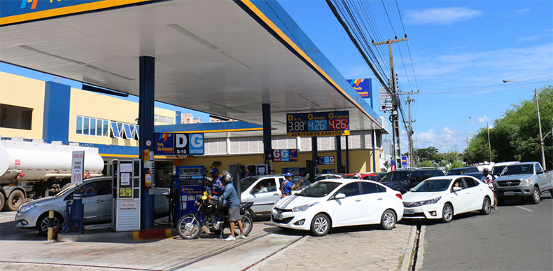 Preço da gasolina em refinaria da Petrobras tem menor valor desde outubro de 2011
