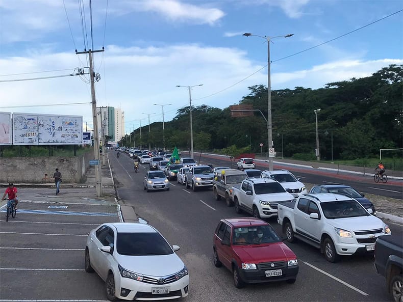 Carreata pela reabertura do comércio reúne mais de mil carros em Teresina