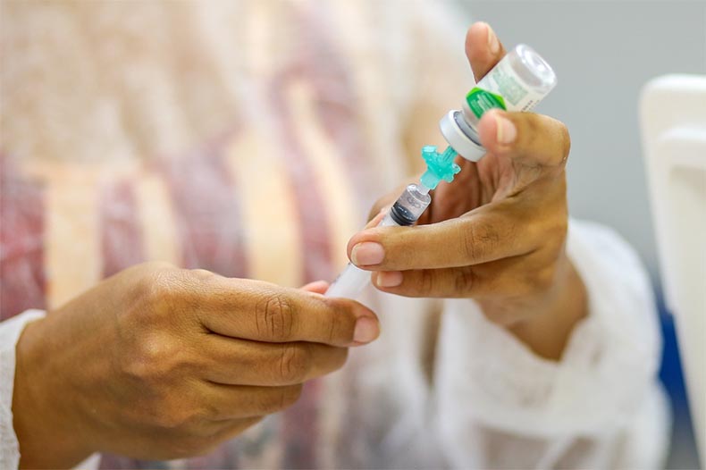 Vacinas chinesas chegam ao Brasil para testes com voluntários