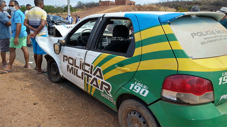 Suspeito foge da PRF e colide carro em viatura da PM em Santa Cruz do Piauí