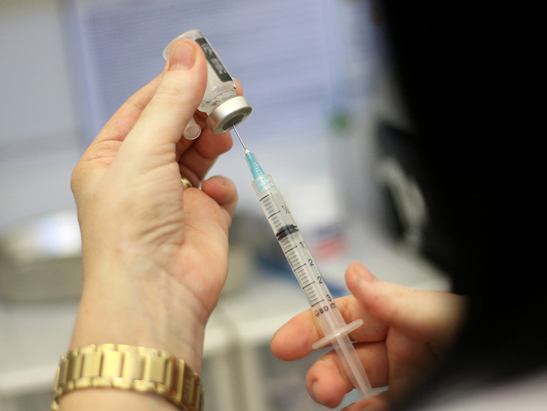 Anvisa inicia revisão para registro da vacina de Oxford contra covid-19