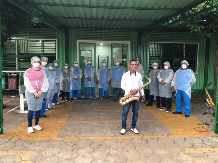 Saxofonista faz apresentação em frente ao setor Covid do Hospital Regional de Picos
