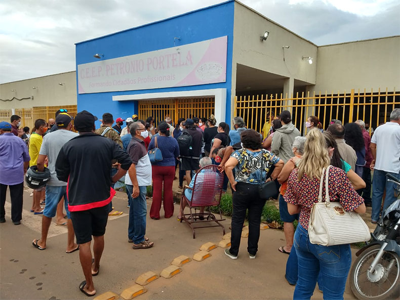 Moradores ‘dormem’ em fila para conseguir vacina em Picos