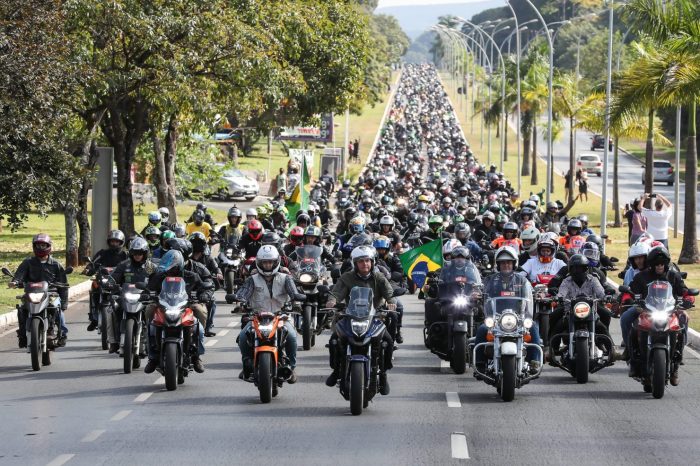 Motociclistas se unem a Bolsonaro em homenagem ao Dia das Mães