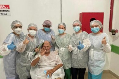 Após 21 dias na UTI, idoso grave com Covid-19 recebe alta no Hospital Regional Justino Luz