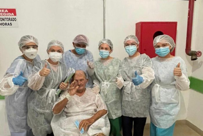 Após 21 dias na UTI, idoso grave com Covid-19 recebe alta no Hospital Regional Justino Luz