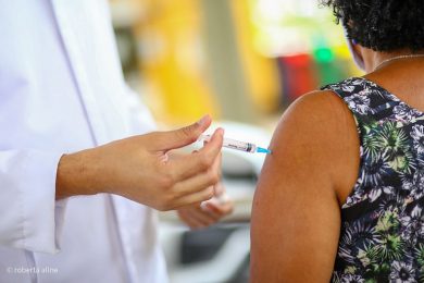 Em Picos, trabalhadores de supermercados e panificadoras recebem vacina contra Covid-19