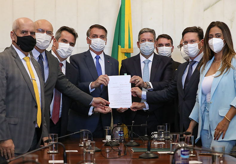Bolsonaro entrega ao Congresso MP do novo Bolsa Família