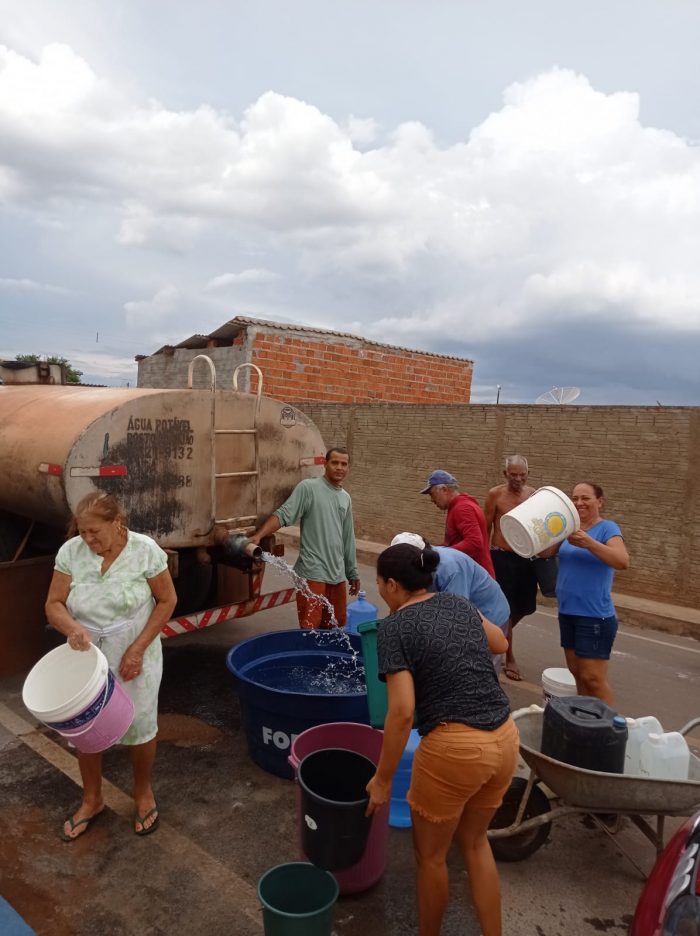 Após três dias sem água, comerciante de Dom Expedito Lopes contrata pipa por conta própria pra ajudar população