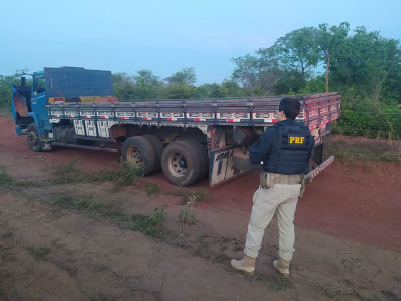 PRF recupera em Dom Expedito Lopes caminhão roubado na Bahia