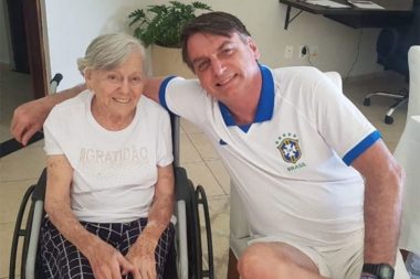 Morre a mãe de Bolsonaro, aos 94 anos, e presidente lamenta nas redes sociais