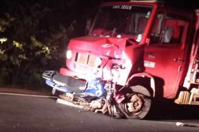 Mulher de 29 anos morre após colisão entre motocicleta e caminhão