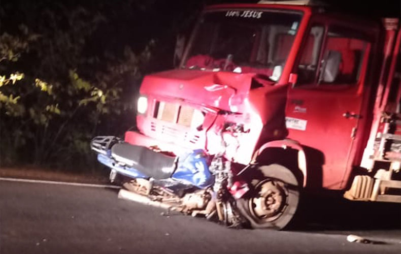 Mulher de 29 anos morre após colisão entre motocicleta e caminhão