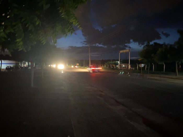Às escuras: moradores registram falta de iluminação em avenida do bairro Ipueiras