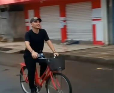 João Gomes perde voo, diverte fãs, e anda de bicicleta no Piauí