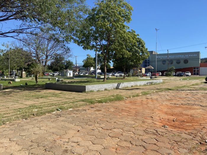 Chaguinha cobra revitalização da praça do Hospital Regional de Picos