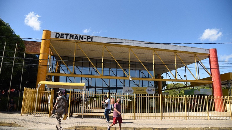 Funcionários do Detran são presos por fraudes no emplacamento de veículos