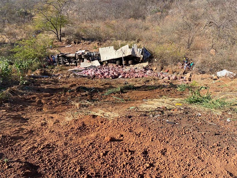 Caminhão tomba e tem carga de carne saqueada no povoado Fátima do Piauí