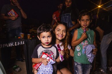 SOLIDARIEDADE: Ação social da cantora Karlla Thalyta distribui 700 brinquedos no Dia das Crianças