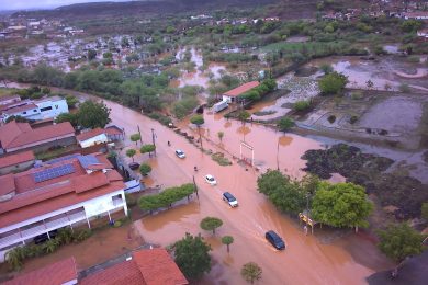 Forte chuva deixa ruas e avenidas alagadas em Picos