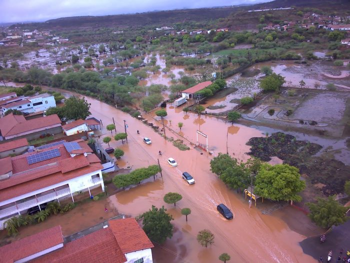Forte chuva deixa ruas e avenidas alagadas em Picos