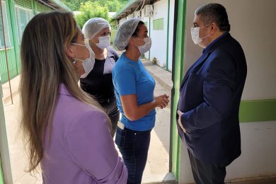 Secretário Estadual de Saúde visita Hospital de Picos e é cobrado por regularização de salários