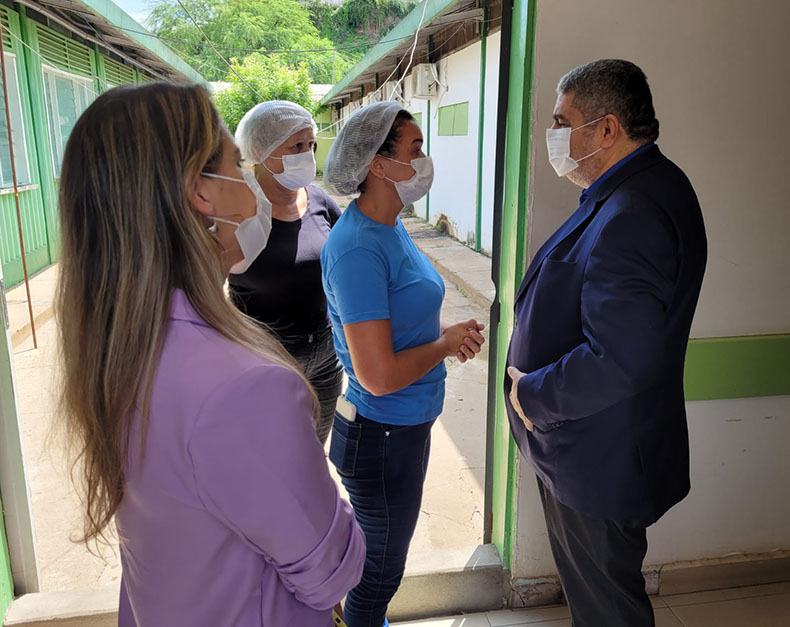 Secretário Estadual de Saúde visita Hospital de Picos e é cobrado por regularização de salários