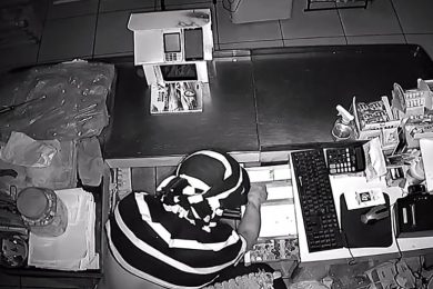 Homem furta R$ 28 mil de comércio em São José do PI; suspeito é preso