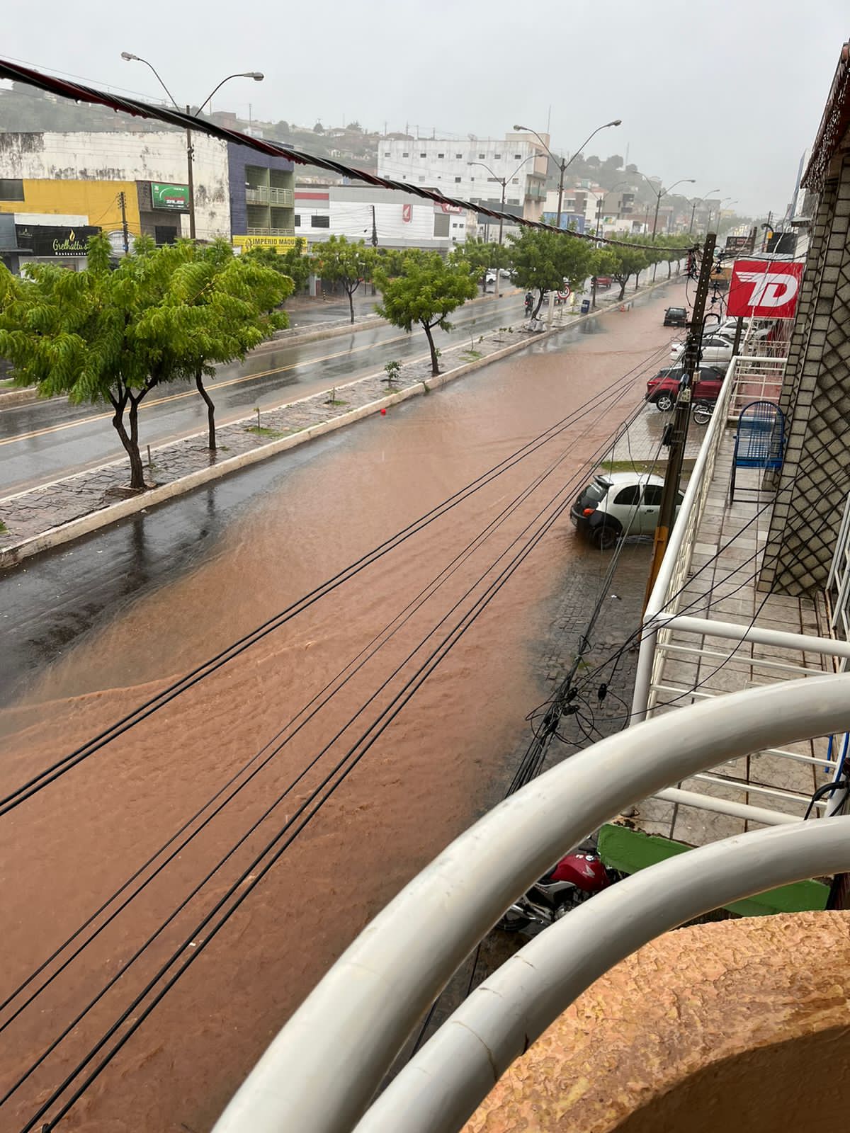 Forte chuva deixa vários pontos alagados em Picos