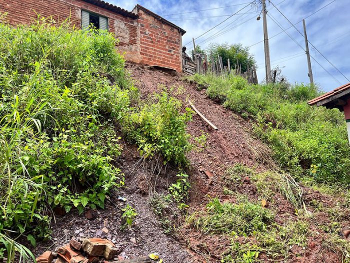 Risco de deslizamento de terra ameaça residências no Morro da AABB
