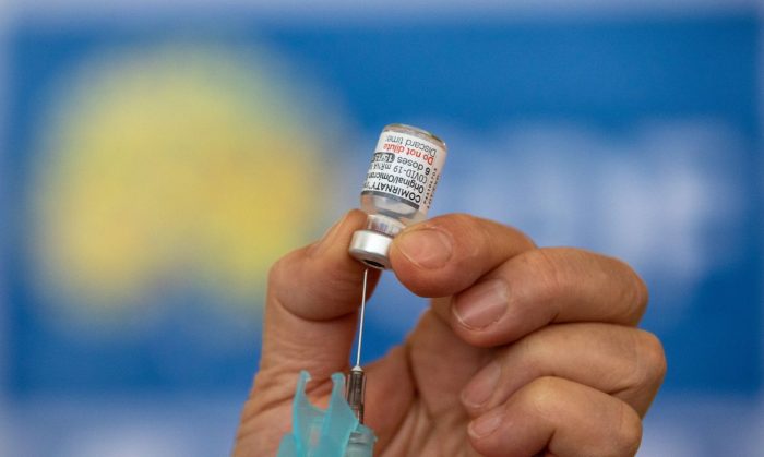 Vacina bivalente é liberada para público acima de 18 anos