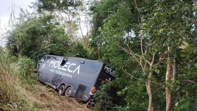 Colisão entre ambulância e ônibus da Banda Moleca 100 Vergonha deixa um morto