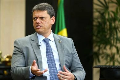 Tarcísio fixa salário mínimo em R$ 1.550 e dá reajuste maior que o de Lula