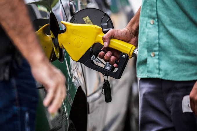 Gasolina deve ficar mais cara a partir de hoje com volta de impostos