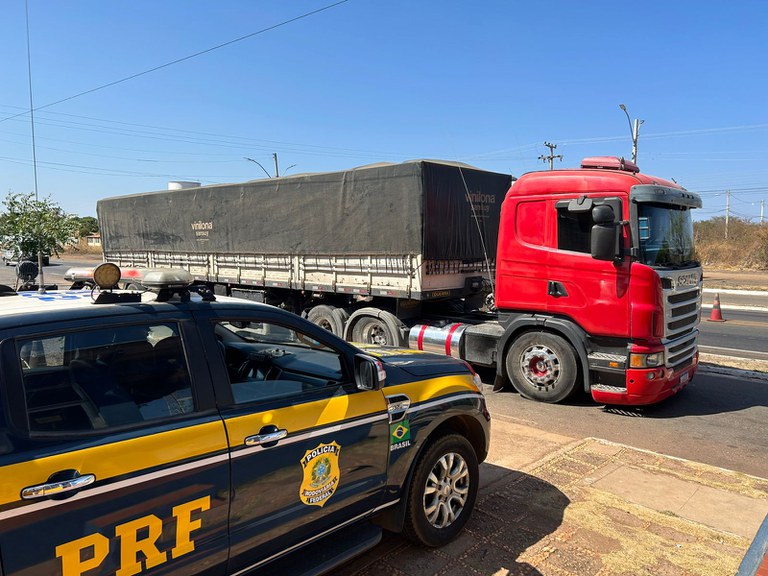 PRF flagra caminhoneiro fazendo manobras perigosas na BR 316 em Picos