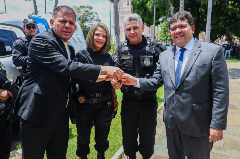 Governador promove 508 policiais penais e entrega viaturas para sistema penitenciário