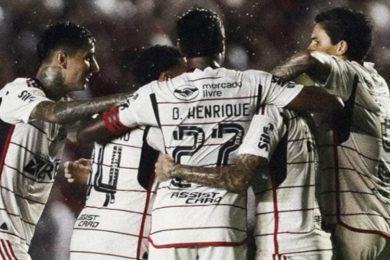 Flamengo vence América-MG e encosta no líder Palmeiras