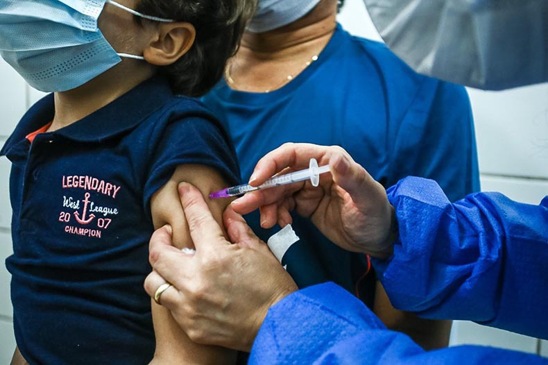 Vacina contra Covid-19 será incluída no calendário de crianças e grupos prioritários a partir de 2024
