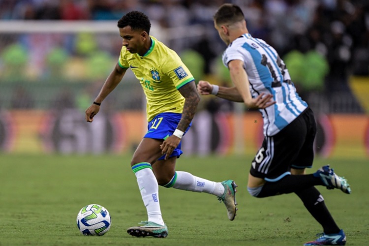 Brasil cai para Argentina em jogo marcado por pancadaria