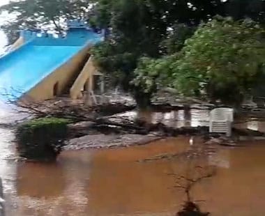 Chuva de 126mm inunda parque aquático e rompe rodovia em Oeiras