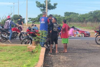 Motociclista e passageira ficam gravemente feridos em acidente no bairro Altamira