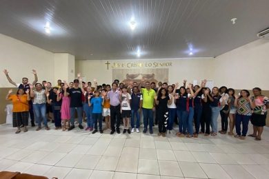 Marcos Buriti se reúne com jovens da Igreja Universal e visita feira do bairro Junco