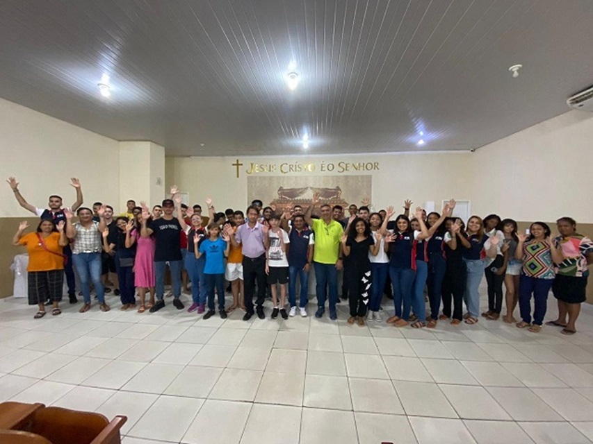 Marcos Buriti se reúne com jovens da Igreja Universal e visita feira do bairro Junco